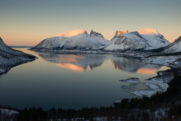 Couché de soleil sur le Bergsfjorden, île de Senja Norvège