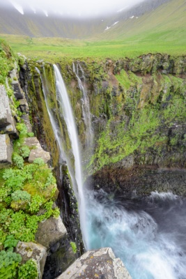 Vue de dessus d'une cascade se jetant dans la mer, baie d'Hornvik Hornstrandir Islande