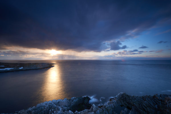 Coucher de soleil dans le ciel tempétueux de la mer de Barents, Hornøya Norvège