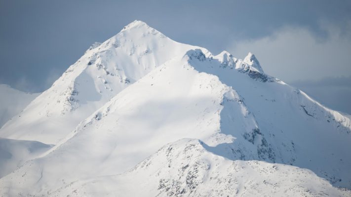 Sommet enneigé dans un ciel chargé, Senja Norvège