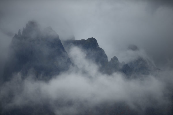 La brume laisse apparaître les sommets rocheux du Narvtinden, île Lofoten Norvège