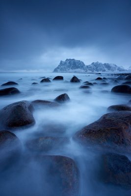 Paysage à l'heure bleu sur la plage d'Uttakleiv dans les Lofoten Norvège